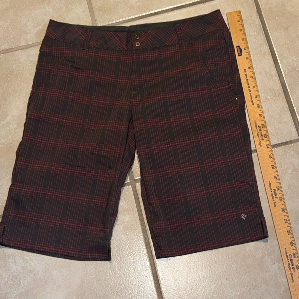 Women’s size 12 Columbia Bermuda golf/hiking shorts dark grey and red plaid